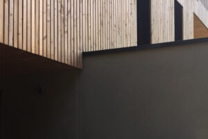 bardage bois clair voie habillage aluminium noir