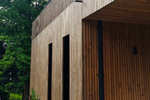 bardage bois clair voie habillage aluminium noir façade