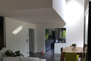 extension agrandissement bois salle à manger cuisine béton ciré double hauteur escalier bois métal maison