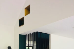 rénovation maison double hauteur escalier bois métal couleur