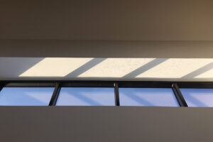 rénovation agrandissement maison double hauteur salle à manger cuisine béton ciré menuiserie aluminium noir verrière