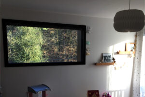 rénovation agrandissement maison chambre menuiserie aluminium noir verrière papier peint