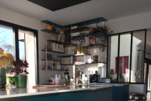rénovation agrandissement maison cuisine étagère sur mesure
