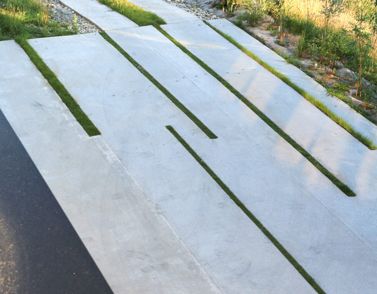 HAUTE COUTURE - photo plateforme d'accès et de stationnement béton et bandes herbe